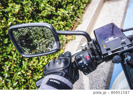 バイクを運転するライダーの手 80951587