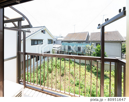 劣化した住宅　バルコニーイメージ 80951647