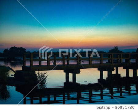 新潟県阿賀野市  瓢湖の朝焼け 80951730