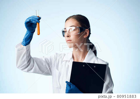 woman scientists laboratory analyzes diagnostics 80951883