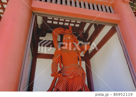 池上本門寺　仁王門の仁王像（右） 80952119