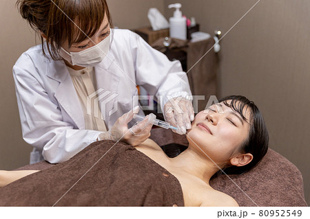 美容外科で施術を受ける女性（顎・注射） 80952549