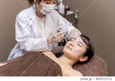 美容外科で施術を受ける女性（注射・おでこ） 80952551