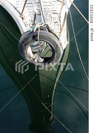 漁船の船首の古タイヤ 80952832