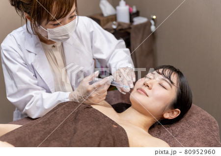 美容外科で施術を受ける女性（注射・ほうれい線） 80952960