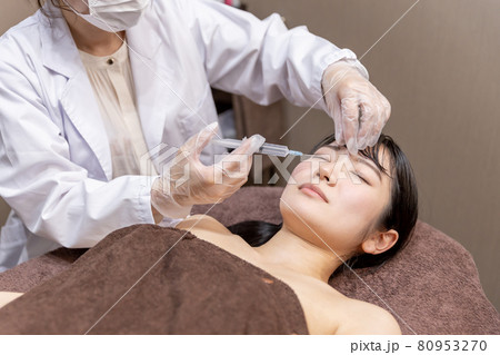 美容外科で施術を受ける女性(眉間・注射) 美容外科で施術を受ける女性(眉間・注射) 80953270