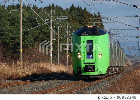 八戸で東北新幹線から接続する特急スーパー白鳥（789系） 80953349