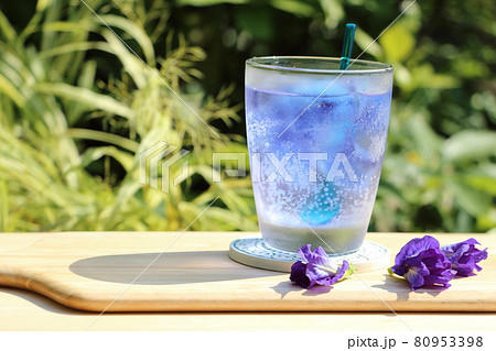 鮮やかな青色の八重咲バタフライピー 鮮やかな青色の八重咲バタフライピー 80953398