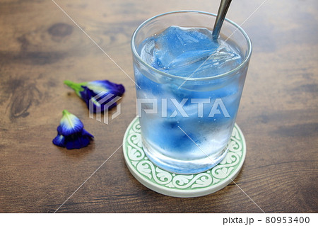 鮮やかな青色の八重咲バタフライピー 80953400