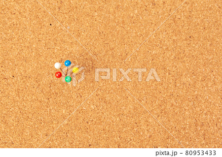 Group of thumbtacks pinned on corkboard 80953433