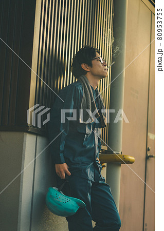 タバコと労働者 80953755