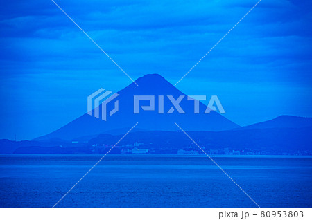 鹿児島湾に静かに浮かぶ早朝の開聞岳と指宿の街 80953803