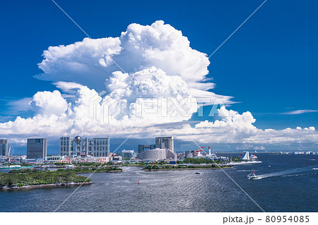 《東京都》東京湾に浮かぶ入道雲・夏空のお台場 《東京都》東京湾に浮かぶ入道雲・夏空のお台場 80954085