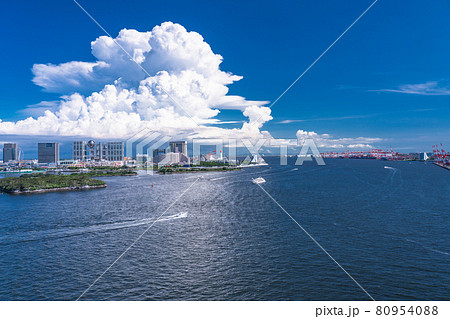 東京都 東京湾に浮かぶ入道雲 夏空のお台場の写真素材 東京都 東京湾に浮かぶ入道雲 夏空のお台場の写真素材
