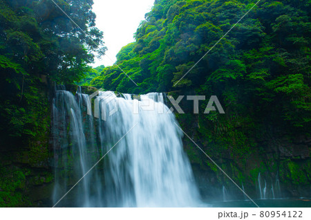 新緑に豪快にしぶきをあげる神川の滝 80954122