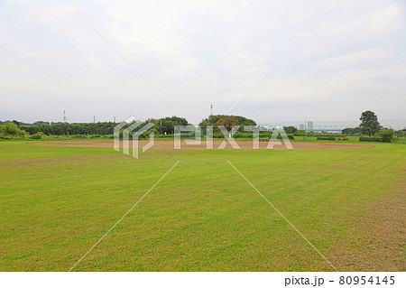 河川敷のグラウンド 80954145