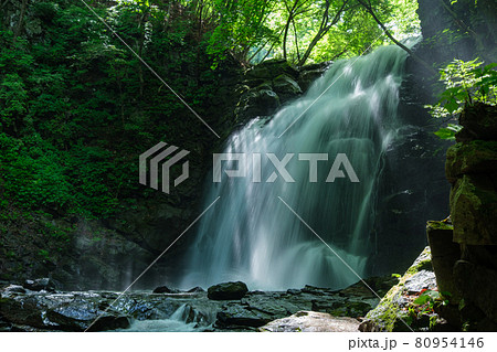 滝の陽差し 80954146