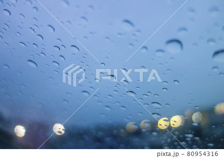 雨に濡れた窓と灯った明かりの背景の横構図 雨に濡れた窓と灯った明かりの背景の横構図 80954316