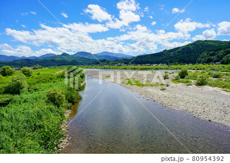 夏空に川と自然が広がる関川村の風景 80954392