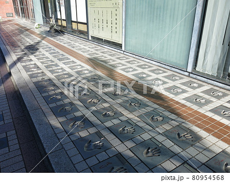 台東区の浅草公会堂にあるスターの広場（スターの手型） 80954568