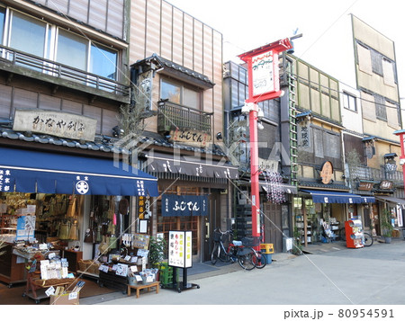 江戸時代の街並みを再現している浅草伝法院通り 江戸時代の街並みを再現している浅草伝法院通り 80954591