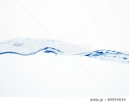 水　水面　流れ　気泡　波 80954634