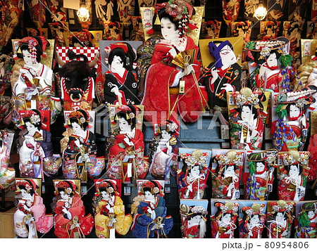 浅草寺歳の市（羽子板市）の露店にずらりと並ぶ押絵羽子板 80954806