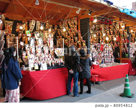 浅草寺歳の市（羽子板市）の風景 80954812