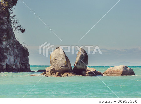 Split apple rock 80955550