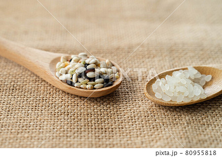 雑穀と白米 雑穀と白米 80955818