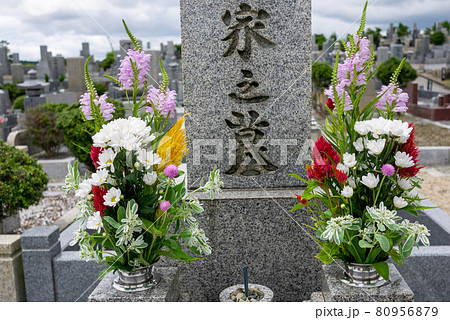 きれいなお花をお供えしているお墓 きれいなお花をお供えしているお墓 80956879