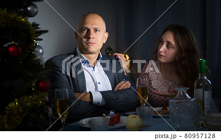 Man ignores woman after quarrel 80957128