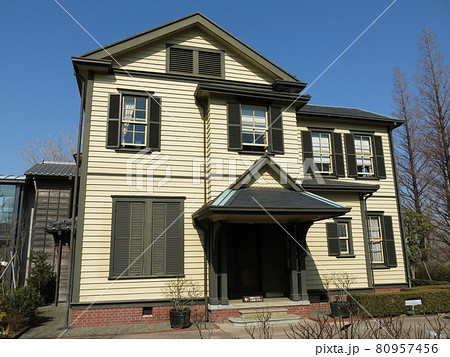 横浜市中区の山手イタリア山庭園にある外交官の家（南側の外観／玄関） 80957456