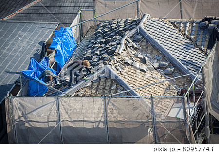 災害で被害を受けた瓦屋根の修復工事 80957743