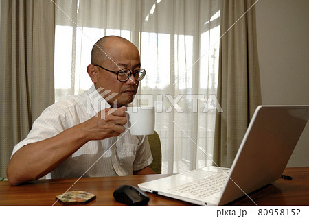 自宅で生活する中年男性 80958152