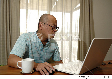 自宅で生活する中年男性 80958181