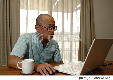 自宅で生活する中年男性 自宅で生活する中年男性 80958182