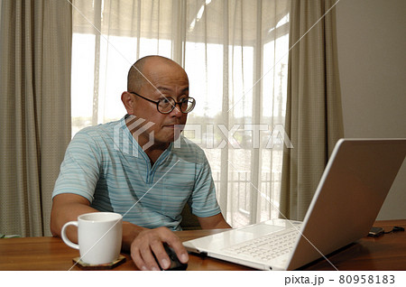 自宅で生活する中年男性 自宅で生活する中年男性 80958183