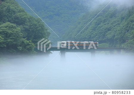霧の中を走るローカル列車 80958233