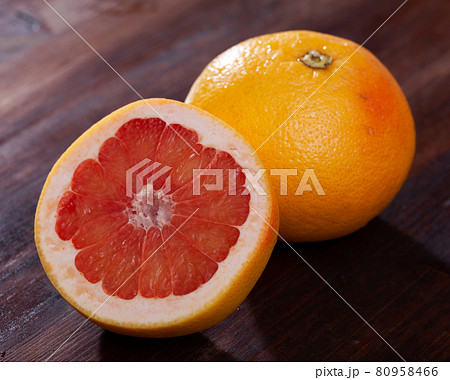 Whole and sliced pomelo 80958466