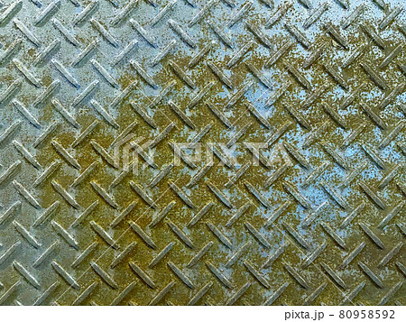 薄茶色の錆が浮き出た銀色の金属の縞板 80958592