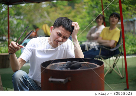 火が付かず困る男性 火が付かず困る男性 80958623