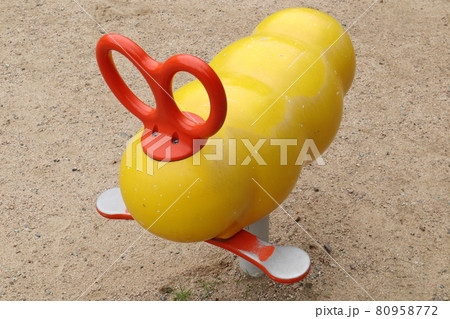 日本の公園の遊具　イモムシのロッキング遊具　黄色 80958772