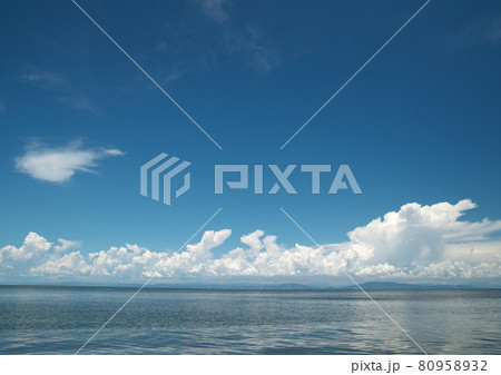 紺碧の海と空に映える白い雲有明海の夏 80958932