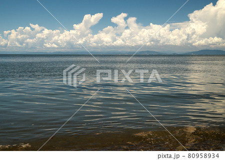 有明海の静かな海面と紺碧の空の白い雲 80958934