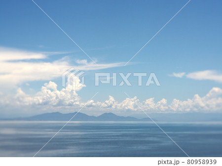 紺碧の空と海白い雲夏の有明海の写真素材