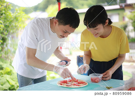 ピザを手作りする夫婦 80959086