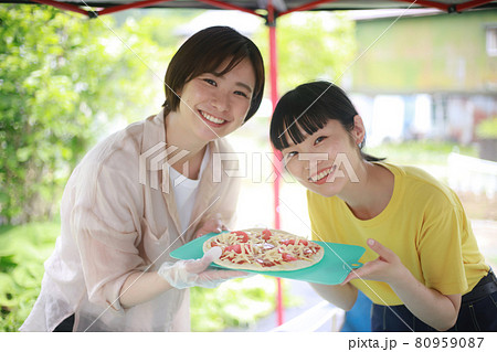 ピザを手作りする女性 80959087