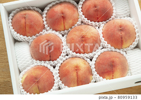 箱の桃 80959133