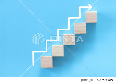 積木でできた階段 8　上り矢印 80959389